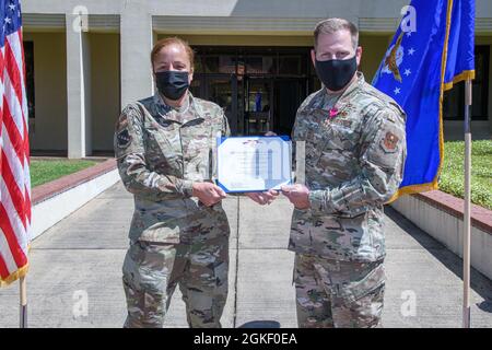 Maxwell AFB, Ala. - Capo Maestro Sergente Michael R. Morgan, Capo comando Maestro Sergente, 42nd Air base Wing, Maxwell Air Force base-Gunter Annex, Alabama, riceve la Legione di Merit Medal da Colonel eries L. Mentzer, Commander, 42nd Air base Wing, Maxwell Air Force base base, Alabama per il suo eccellente servizio mentre si trova al Maxwell. Foto Stock