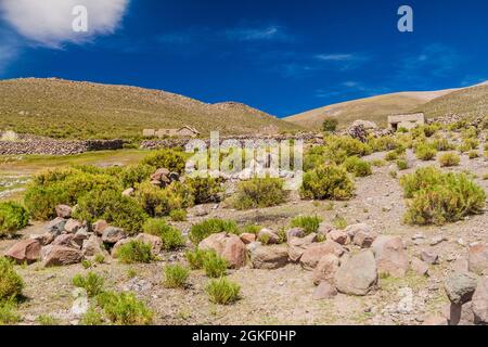 Villaggio con case in adobe su altiplano boliviano Foto Stock