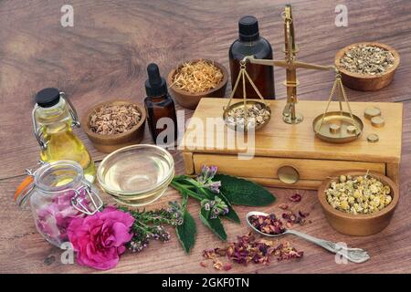 Naturopathic cura della pelle erbe e fiori curanti per trattare eczema, psoriasi e acne con vecchie scale di ottone per la preparazione di trattamenti essenziali dell'olio Foto Stock