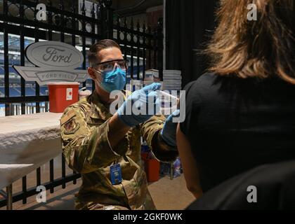 Il sergente dell'aeronautica degli Stati Uniti Kyle St. Michel, un nativo di Augusta, Maine, E un tecnico medico con il 75° Squadrone di pronto medico operativo, 75° Ala base aerea di stanza alla base aerea di Hill, Georgia, amministra una vaccinazione ad un membro della comunità presso il Ford Field Community Vaccination Center (CVC), gestito dallo stato, con supporto federale, a Detroit, 3 aprile 2021. Il Ford Field CVC è progettato per vaccinare fino a 6,000 membri della comunità al giorno. Il comando del Nord degli Stati Uniti, attraverso l'esercito del Nord degli Stati Uniti, rimane impegnato a fornire il supporto continuo e flessibile del Dipartimento della Difesa alla Confederazione Foto Stock