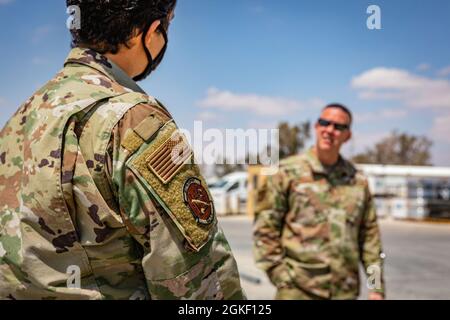 Il capo comando Dennis Fuselier, della 332a Air Expeditionary Wing, visita gli airmen Aerial Port nel loro centro di lavoro per conoscere loro e il lavoro che fanno. Foto Stock