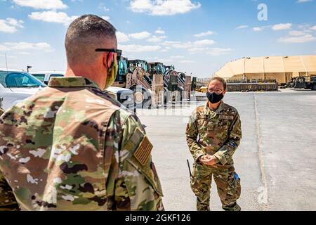 Il capo comando Dennis Fuselier, della 332a Air Expeditionary Wing, visita gli airmen Aerial Port nel loro centro di lavoro per conoscere loro e il lavoro che fanno. Foto Stock