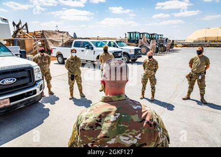 Il capo comando Dennis Fuselier, della 332a Air Expeditionary Wing, visita gli airmen Aerial Port nel loro centro di lavoro per conoscere loro e il lavoro che fanno. Foto Stock