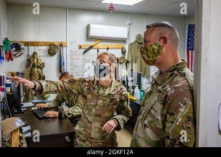 Il capo comando Dennis Fuselier, della 332a Air Expeditionary Wing, visita gli airmen Aerial Port nel loro centro di lavoro per conoscere loro e il lavoro che fanno. Foto Stock