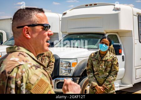 Il capo comando Dennis Fuselier, della 332a Air Expeditionary Wing, visita gli airmen Aerial Port nel loro centro di lavoro per conoscere loro e il lavoro che fanno. Foto Stock