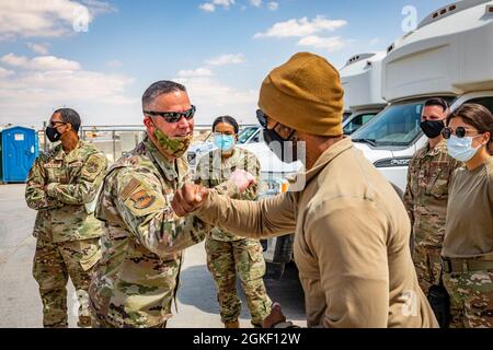 Il capo comando Dennis Fuselier, della 332a Air Expeditionary Wing, visita gli airmen Aerial Port nel loro centro di lavoro per conoscere loro e il lavoro che fanno. Foto Stock