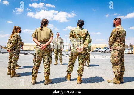 Il capo comando Dennis Fuselier, della 332a Air Expeditionary Wing, visita gli airmen Aerial Port nel loro centro di lavoro per conoscere loro e il lavoro che fanno. Foto Stock