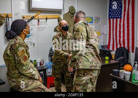 Il capo comando Dennis Fuselier, della 332a Air Expeditionary Wing, visita gli airmen Aerial Port nel loro centro di lavoro per conoscere loro e il lavoro che fanno. Foto Stock