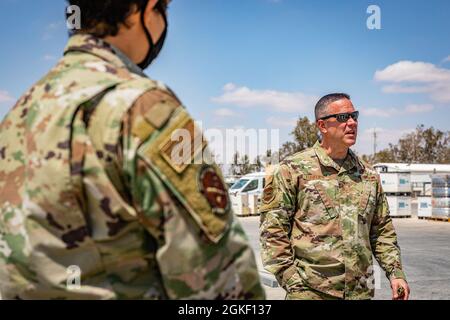 Il capo comando Dennis Fuselier, della 332a Air Expeditionary Wing, visita gli airmen Aerial Port nel loro centro di lavoro per conoscere loro e il lavoro che fanno. Foto Stock