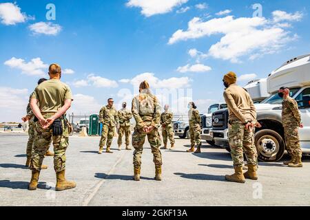 Il capo comando Dennis Fuselier, della 332a Air Expeditionary Wing, visita gli airmen Aerial Port nel loro centro di lavoro per conoscere loro e il lavoro che fanno. Foto Stock