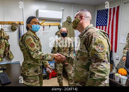 Il capo comando Dennis Fuselier, della 332a Air Expeditionary Wing, visita gli airmen Aerial Port nel loro centro di lavoro per conoscere loro e il lavoro che fanno. Foto Stock