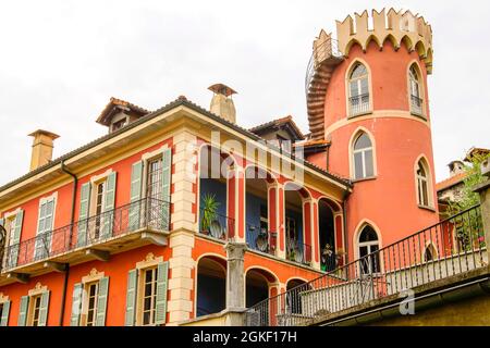 Casa Mariotti con torre rossa di via Marcacci 6, vista da via Carlo Bacilieri, Locarno, Svizzera. Foto Stock