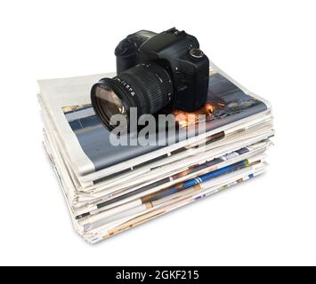 Giornalismo fotografico, pila di giornali con macchina fotografica sulla parte superiore isolato su sfondo bianco Foto Stock