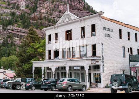 Ouray, Colorado - 3 agosto 2021: Facciata dello storico Western Hotel Restaurant and Bar, costruito nel 1892 Foto Stock