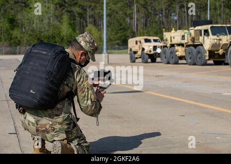 SPC. Josue Patrico e SPC. Pierre Osias, entrambi gli specialisti delle comunicazioni di massa degli affari pubblici assegnati al 27° distaccamento degli affari pubblici, 10° Divisione montagna, lavorano insieme per catturare l'immagine dei soldati che installano MIGLIA veicolo a Fort Polk, 4 aprile 2021. I soldati sono stati inviati a Fort Polk per aiutare a catturare immagini della terza squadra di combattimento Brigade, 10° Divisione montagna, rotazione Joint Readiness Training Center 21-06. Foto Stock