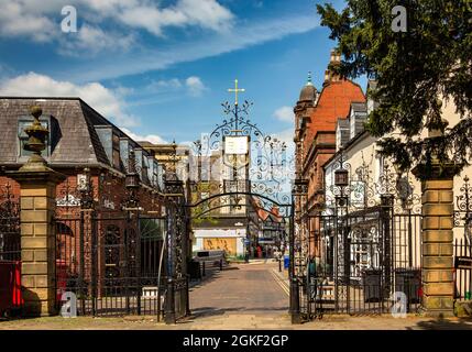 St Giles Church, è la chiesa parrocchiale di Wrexham, Galles. A Grade i elencato building.The tomba di Elihu Yale, benefattore di Yale University si trova. Foto Stock