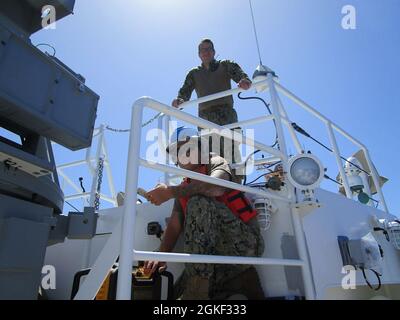 ATLANTIC OCEAN (5 aprile 2021) Petty Officer 1a Classe Derek Zillinger e Petty Officer 2a Classe Travis Colson di USCGC Charles Moltrope (WPC 1141) conduce un rifornimento orientale con USCGC Hamilton (WMSL 753) nell'Oceano Atlantico il 5 aprile 2021. L'USCGC Charles Molthrope (WPC 1141) e l'USCGC Robert Goldman (WPC 1142) sono sulla strada per il loro nuovo homeport in Bahrain a sostegno della Quinta flotta della Marina degli Stati Uniti e delle forze di pattuglia della Guardia Costiera degli Stati Uniti nell'Asia sud-occidentale. Mentre nella Sesta area di responsabilità della flotta della Marina degli Stati Uniti, gli equipaggi sosterranno gli impegni con il rafforzamento dei paesi partner Foto Stock