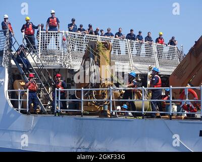 OCEANO ATLANTICO (5 aprile 2021) l'equipaggio di USCGC Hamilton (WMSL 753) durante un rifornimento orientale in mare con i tagliatori di classe Sentinel nell'Oceano Atlantico il 5 aprile 2021. L'USCGC Charles Molthrope (WPC 1141) e l'USCGC Robert Goldman (WPC 1142) sono sulla strada per il loro nuovo homeport in Bahrain a sostegno della Quinta flotta della Marina degli Stati Uniti e delle forze di pattuglia della Guardia Costiera degli Stati Uniti nell'Asia sud-occidentale. Mentre nella Sesta area di responsabilità della flotta della Marina degli Stati Uniti, gli equipaggi sosterranno gli impegni con i paesi partner rafforzando le relazioni e dimostrando il nostro costante impegno nei confronti dei marittimi globali Foto Stock