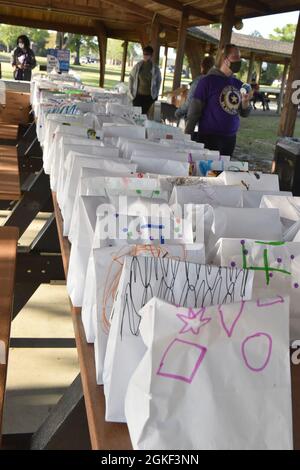 I sacchetti per la colazione con le immagini disegnate dal Centro di sviluppo dei bambini alla base dell'aeronautica di Robins, Georgia, si siedono fuori per i partecipanti alla famiglia della stella d'oro dell'installazione 5K 5 aprile 2021. Le famiglie Gold Star e i membri di Team Robins hanno salutato coloro che hanno fatto il loro sacrificio finale. Foto Stock