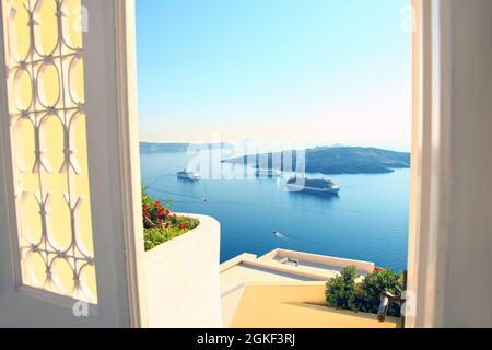 Vista da una porta aperta a Fira, Santorini, Isole Greche, Grecia. Foto Stock