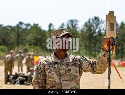 Esercito degli Stati Uniti Pvt. Kesaen Failey, un soldato assegnato alla sede centrale e sede centrale, Bravo Troop, 3rd Squadron, 899 Cavalry Regiment, 3rd Brigade Combat Team, 10th Mountain Division, regola le sue attrezzature di volo durante il corso di certificazione di volo con droni Raven presso il Joint Readiness Training Center di Fort Polk, Louisiana, 5 aprile 2021. Il drone Raven è specializzato nella sorveglianza e ricognizione a bassa quota. Foto Stock