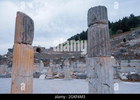 Selcuk, Izmir, Turchia - 03.09.2021: Due colonne di Memmio Monumento costruito in memoria di Memmio nel IV secolo d.C. in Efeso rovine, storico Foto Stock