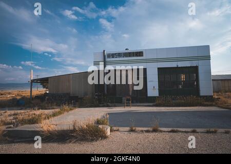 Jeffery City, Wyoming - 5 agosto 2021: Abbandonato negozio di pneumatici e stazione di gas nel ex boomtown uranio, abbandonato dal 1982 Foto Stock