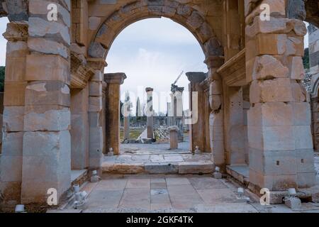 Selcuk, Izmir, Turchia - 03.09.2021: Mazaeus Mitridatteres porta vicino a luogo commerciale Agora in Efeso rovine, storico antico romano archeologico sit Foto Stock