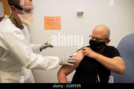 Francis Holinaty riceve la prima iniezione dello studio clinico per testare il vaccino della nanoparticella di ferritina di punta (SpFN) di WRAIR al WRAIR Clinical Trials Center. Basato su una piattaforma ferritina, il vaccino offre un approccio flessibile per colpire più varianti del virus che causa COVID-19 e potenzialmente altri coronavirus pure. Foto Stock