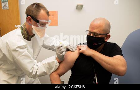 Francis Holinaty riceve la prima iniezione dello studio clinico per testare il vaccino della nanoparticella di ferritina di punta (SpFN) di WRAIR al WRAIR Clinical Trials Center. Basato su una piattaforma ferritina, il vaccino offre un approccio flessibile per colpire più varianti del virus che causa COVID-19 e potenzialmente altri coronavirus pure. Foto Stock