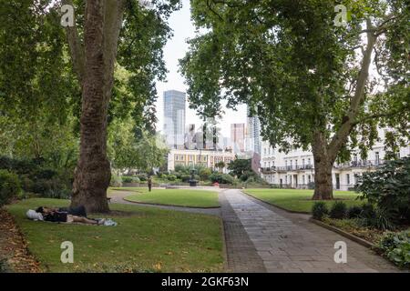 Persone che si rilassano a Bessborough Gardens, Pimlico, City of Westminster, London UK Foto Stock