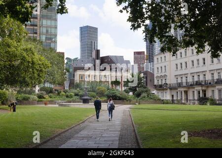 Persone che si rilassano a Bessborough Gardens, Pimlico, City of Westminster, London UK Foto Stock