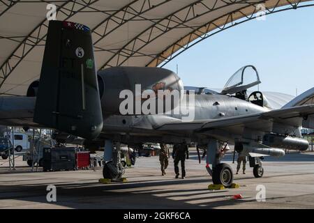 Un A-10C Thunderbolt II, decorato con le zone del patrimonio, siede sotto un tetto del sole, 6 aprile 2021, alla base dell'aeronautica di Moody, Georgia. La “FT” sulla sezione della coda sta per Flying Tigers ed era originariamente un lampo di coda assegnato alla base dell'aeronautica del Papa che stava per Fayetteville all'epoca, ma è stato cambiato in Flying Tigers quando Gli A-10s arrivarono a Moody nel 2007. Foto Stock