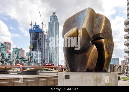 Henry Moore scultura Londra UK; pezzo di bloccaggio (1963-64) in Riverside Walk Gardens, Millbank, con sfondo di edifici moderni, Pimlico, Londra UK Foto Stock