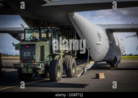 CASERME SCHOFELD, Hawaii – Soldiers from Charlie Battery “Cabras”, 2-11 Field Artillery, 25th Infantry Division Artillery ha condotto corsi di formazione per operazioni congiunte con il 41° Airlift Squadron, US Air Force from Little Rock, Arkansas, caricando un howitzer M777 su un velivolo C130J alla base aerea di Hickham, Hawaii il 06 aprile 2021. Questa formazione ha aumentato la disponibilità collettiva dei soldati, e ha consentito a ogni ramo di servizio di comprendere le tattiche, le tecniche, le procedure e le capacità reciproche in preparazione alle future operazioni congiunte. Foto Stock