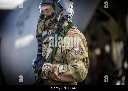 CASERME SCHOFELD, Hawaii – Soldiers from Charlie Battery “Cabras”, 2-11 Field Artillery, 25th Infantry Division Artillery ha condotto corsi di formazione per operazioni congiunte con il 41° Airlift Squadron, US Air Force from Little Rock, Arkansas, caricando un howitzer M777 su un velivolo C130J alla base aerea di Hickham, Hawaii il 06 aprile 2021. Questa formazione ha aumentato la disponibilità collettiva dei soldati, e ha consentito a ogni ramo di servizio di comprendere le tattiche, le tecniche, le procedure e le capacità reciproche in preparazione alle future operazioni congiunte. Foto Stock