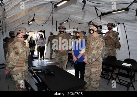 U.S. Air Force Master Sgt. David Carbajal, a sinistra, spiega il ruolo del personale addetto agli affari pubblici assegnato all'ala di risposta alle emergenze al team di comando del Centro di spedizione aerea degli Stati Uniti, durante un briefing sulle capacità dell'immersione dell'unità il 6 aprile 2021 presso la base dell'aeronautica di Travis, California. La 621st Contingency Response Wing è altamente specializzata nella formazione e nella rapida distribuzione del personale per aprire rapidamente i campi aerei e stabilire, espandere, sostenere e coordinare le operazioni di mobilità aerea. Foto Stock