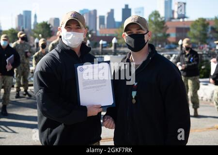 BOSTON (7 aprile 2021) Master-at-Arms 1st Class Travis Hagerty ha ricevuto la Medaglia militare di Servizio volontari durante i quartieri di comando a bordo della Costituzione USS. La USS Constitution è la nave da guerra più antica al mondo commissionata a galla, e ha giocato un ruolo cruciale nelle guerre barbariche e nella guerra del 1812, difendendo attivamente le corsie marine dal 1797 al 1855. Durante le normali operazioni, i marinai attivi di stanza a bordo della USS Constitution forniscono tour gratuiti e offrono visite pubbliche a più di 600,000 persone all’anno, sostenendo la missione della nave di promuovere la storia della Marina e la mariti Foto Stock