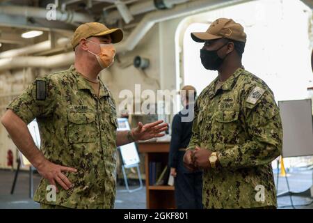 ADM posteriore. Brendan McLane, comandante, Naval Surface Force Atlantic, visita la nave portuale di trasporto anfibio di classe San Antonio USS Arlington (LPD 24). McLane ha parlato con molti marinai a bordo, delle recenti operazioni sulla nave. Foto Stock