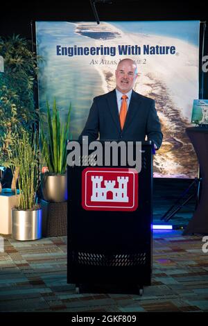 Il Dr. Todd Bridges, responsabile nazionale del programma Engineering with Nature di USACE, presenta commenti di apertura al Virtual International Book Launch Event, 7 aprile 2021, per Engineering with Nature, an Atlas, Volume 2. L'evento è stato un'opportunità per celebrare la pubblicazione del libro con il pubblico e ha incluso le osservazioni da parte di leader e dirigenti che rappresentano una serie di organizzazioni statunitensi e estere. Foto Stock