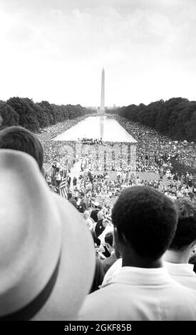 La folla che circonda Reflecting Pool e con Washington Monument in background, March on Washington for Jobs and Freedom, Washington, DC, USA, Warren K. Leffler, U.S. News & World Report Magazine Photograph Collection, 28 agosto 1963 Foto Stock