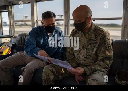 Tom Lavender, responsabile del progetto del corpo degli ingegneri degli Stati Uniti presso l'ufficio della base dell'aeronautica di dover, spiega l'attuale costruzione della base con il Gen. Dell'esercito degli Stati Uniti Scott A. Spellmon, 55° capo degli ingegneri, il corpo degli ingegneri degli Stati Uniti comandando il generale, a dover AFB, Delaware, 7 aprile 2021. Durante la sua visita, Spellmon ha visitato due strutture, per un totale di circa 89.2 milioni di dollari, attualmente in fase di gestione delle costruzioni da parte del corpo. Foto Stock