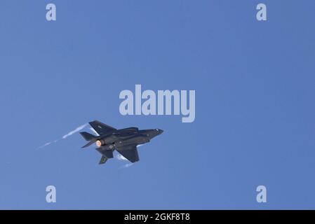 Un F-35A Lightning II assegnato alla 354a ala da caccia decollo durante Arctic Gold (AG) 21-2 alla base dell'aeronautica militare Eielson, Alaska, 7 aprile 2021. Lo scopo dell'esercizio di preparazione è valutare la capacità della 354a ala da caccia di generare efficacemente velivoli F-35A Lightning II e di distribuire personale e carico dall'altra parte dell'ala. Foto Stock