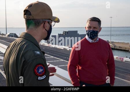 James Moser, Right, SES, direttore della divisione Fleet Readiness del personale del Capo delle operazioni Navali, riceve un briefing dal Capitano Paul Lanzilotta, USS Gerald R. Ford (CVN 78), comandante ufficiale, sul sistema di lancio di velivoli elettromagnetici Ford (EMALS) sul ponte di volo della nave, 7 aprile 2021. Durante la sua visita, Moser ha incontrato i principali leader e ha visitato diversi spazi per le navi. Ford è in porto Naval Station Norfolk per una finestra programmata di opportunità per la manutenzione come parte del suo 18 mesi post consegna test e prove fase di operazioni. Foto Stock