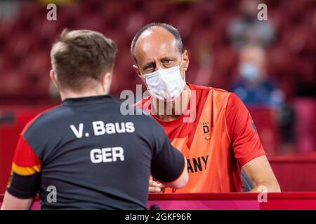 TOKIO (SHIBUYA-KU), GIAPPONE - AGOSTO 26: Bundestrainer Volker Ziegler (R) bei einer Auszeit mit BAUS, Valentin (GER) vom Borussia Duesseldorf (Nordrhei Foto Stock