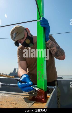 U.S. Navy Aviation Boatswain’s Mate (Handling) 3rd Class Corbin Caccia, di Chicago, conduce la manutenzione preventiva sul ponte di volo della portaerei USS John C. Stennis (CVN 74), a Norfolk, Virginia, 7 aprile 2021. Il John C. Stennis collabora con Newport News Shipbuilding per completare la revisione del complesso di rifornimento in base ai tempi previsti con un equipaggio addestrato, resiliente e coeso. Foto Stock