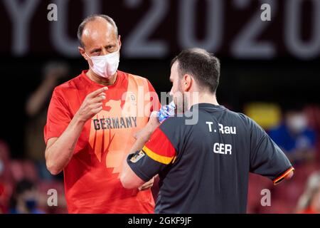 TOKIO (SHIBUYA-KU), GIAPPONE - AGOSTO 26: Bundestrainer Volker Ziegler (L) bei einer Auszeit mit BAUS, Valentin (GER) vom Borussia Duesseldorf (Nordrhei Foto Stock