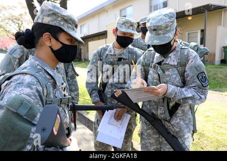 I cadetti lavorano sulla parte orientale del corso di formazione dei dirigenti della Scuola Media superiore di Zama il Cadet Leadership Challenge a Camp Zama, Giappone, il 7 aprile. Foto Stock