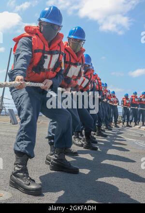 I marinai DEL MARE FILIPPINO (7 aprile 2021) erigono una linea sul fantastico cacciatorpediniere missilistico guidato di classe Arleigh Burke USS Mustin (DDG 89) durante un rifornimento in mare. Mustin è assegnato alla Task Force 71/Destroyer Squadron (DESRON) 15, la più grande DESRON della Marina e la principale forza di superficie della 7a flotta statunitense. Foto Stock