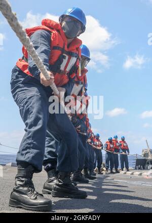 I marinai DEL MARE FILIPPINO (7 aprile 2021) erigono una linea sul fantastico cacciatorpediniere missilistico guidato di classe Arleigh Burke USS Mustin (DDG 89) durante un rifornimento in mare. Mustin è assegnato alla Task Force 71/Destroyer Squadron (DESRON) 15, la più grande DESRON della Marina e la principale forza di superficie della 7a flotta statunitense. Foto Stock